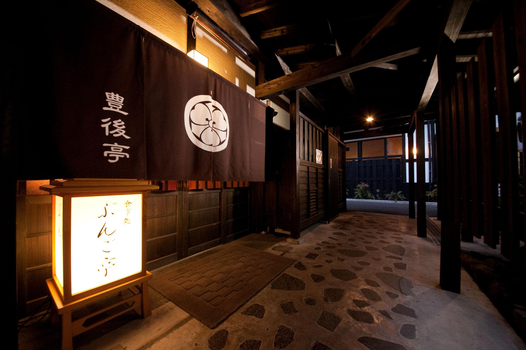 Отель Yawaragi-No-Sato Yadoya Юфу Экстерьер фото