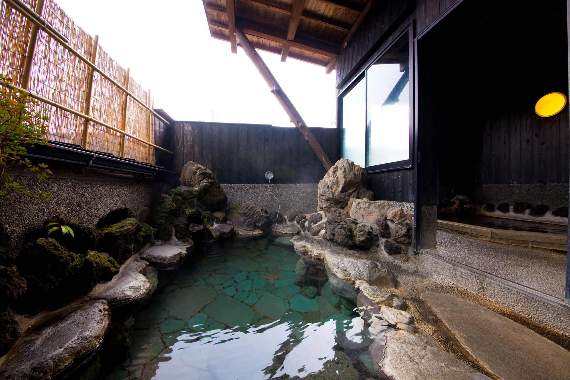 Отель Yawaragi-No-Sato Yadoya Юфу Экстерьер фото