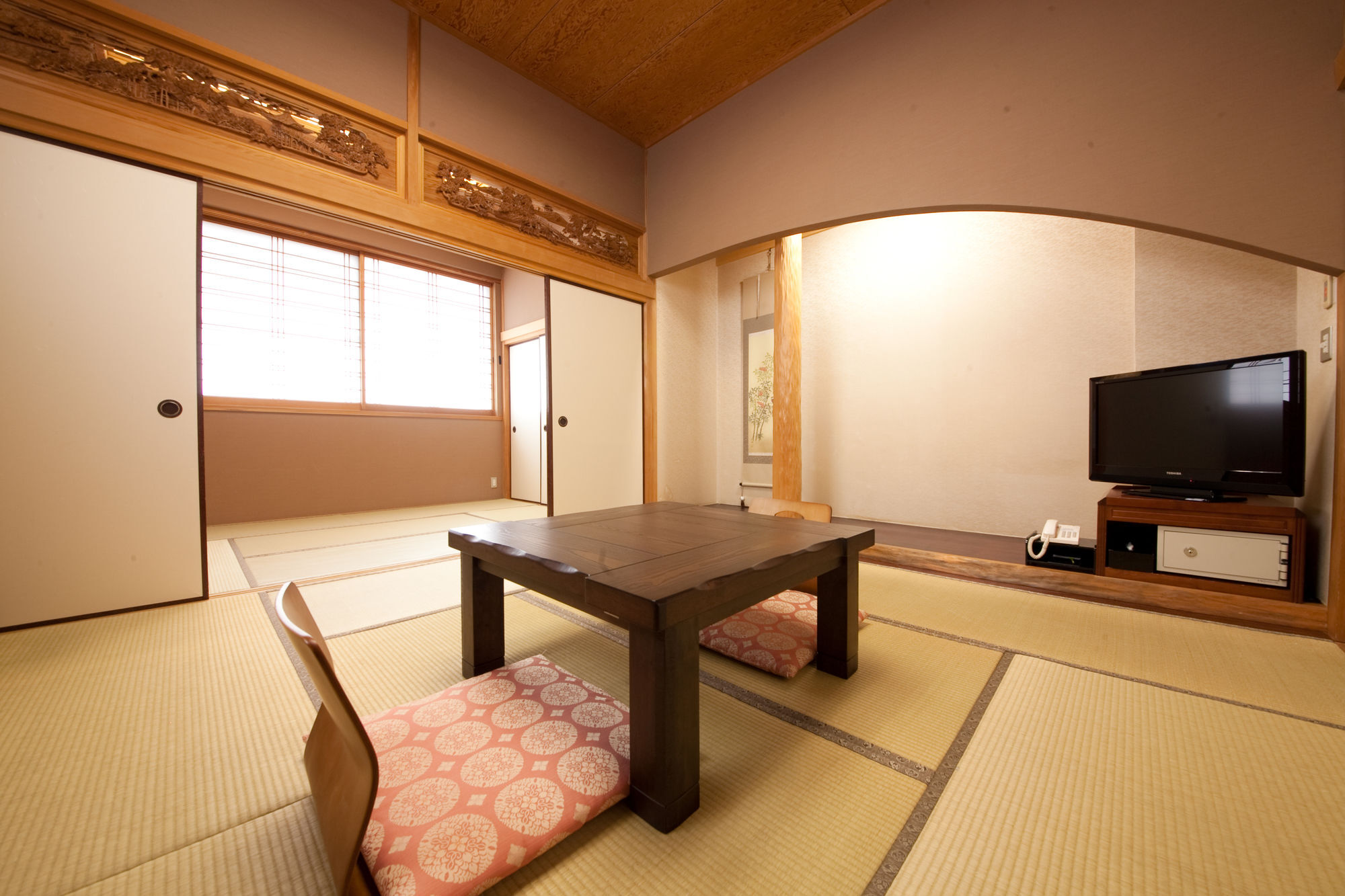 Отель Yawaragi-No-Sato Yadoya Юфу Экстерьер фото